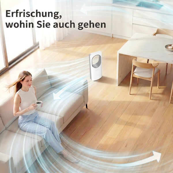 Helles Wohnzimmer mit weißem rotorlosem Ventilator. Eine Frau sitzt auf dem Sofa, während Pfeile die Luftzirkulation im Raum verdeutlichen.