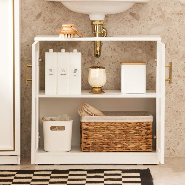 Unterschrank mit Waschbecken, Reinigungsbehältern, Körben und Badutensilien für eine organisierte Aufbewahrung im Badezimmer.