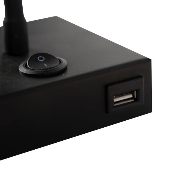 Nahaufnahme des schwarzen Sockels einer Lampe mit Schalter und USB-Anschluss