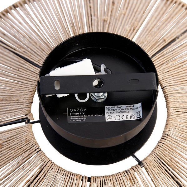 Deckenhalterung einer Deckenleuchte mit schwarzem Metallsockel, Montagebügel und Anschlussklemme, umgeben von einem Seilgeflecht.