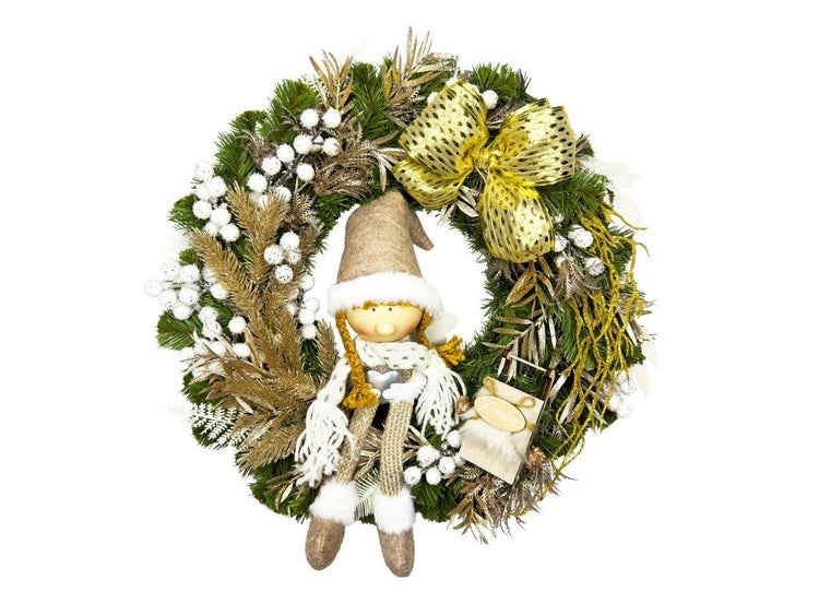 Weihnachtskranz mit künstlichen Tannenzweigen, Dekoration aus Beeren, goldener Schleife und einer Wichtelfigur mit Schlitten als Türschmuck.