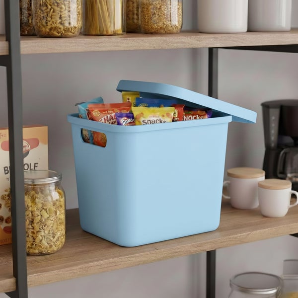 Kunststoff Aufbewahrungsbox mit Deckel gefüllt mit Snacks auf einem Regal in einer Küche