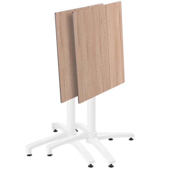 Zwei quadratische Bistrotische mit Tischplatten in Holzoptik und weißem Metallgestell, Tischplatten platzsparend hochgeklappt.