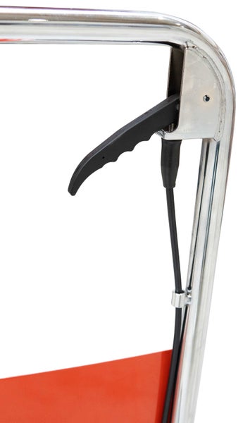 Schwarzer Hebel mit Seilzug am verchromten Metallrahmen eines Transportwagens.