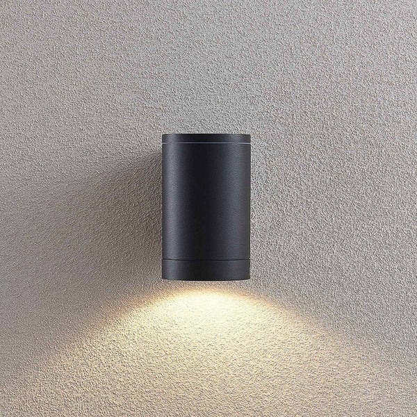 Gartenlandschaft mit Rasen, Erde und Beetumrandung