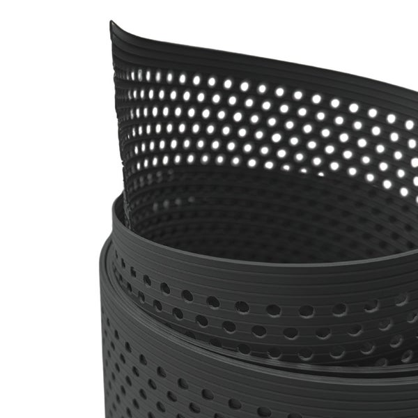 Schwarze Drainagematte mit runden Löchern aufgerollt