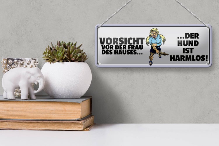 Blechschild Spruch 27x10cm Vorsicht Frau Hund ist harmlos Dekoration