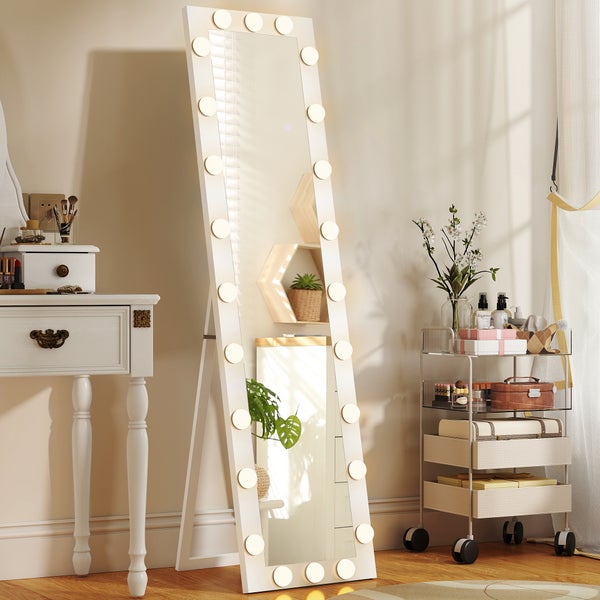 Großer Standspiegel mit LED-Beleuchtung im Hollywood-Stil, weißer Rahmen mit runden Leuchten, in einem hellen Zimmer neben einem Schminktisch.