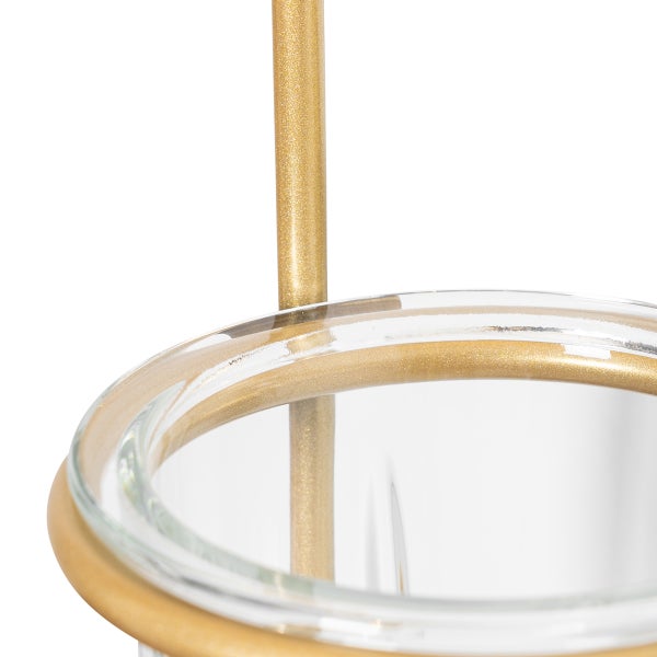 Detailansicht eines transparenten Glasbehälters mit goldenem Metallrahmen