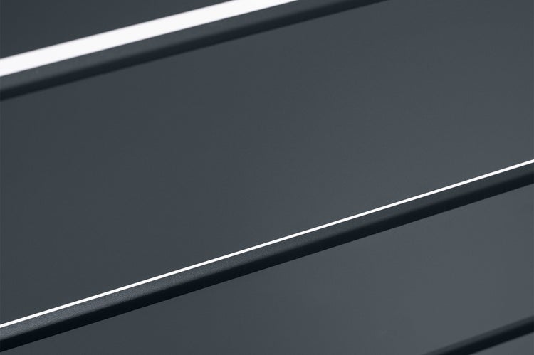 Nahaufnahme eines profilierten Metallblechs mit linearen Erhöhungen für Fassaden oder Dächer.