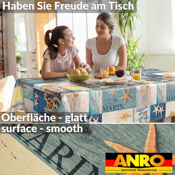 Mutter und Tochter an einem Tisch mit abwaschbarer maritimer Tischdecke, glatte Oberfläche, Seestern-Design. ANRO DEUTSCHE MANUFAKTUR Logo.
