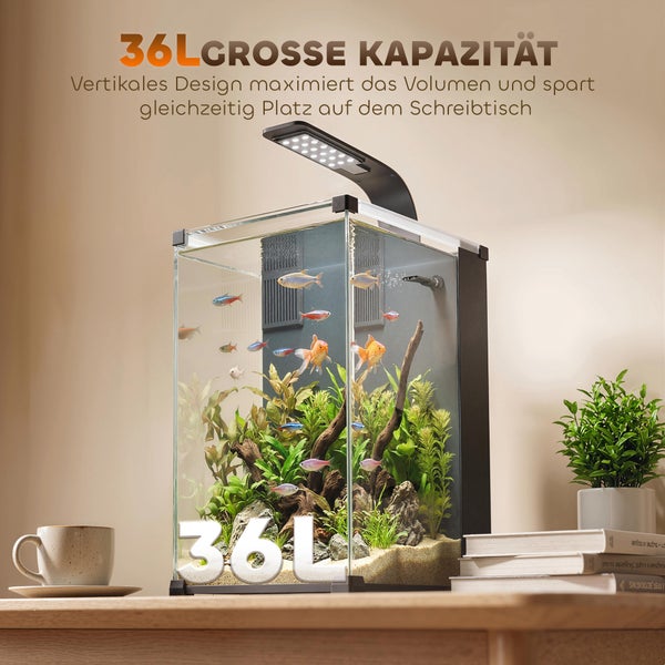 Modernes, platzsparendes vertikales Aquarium mit 36 Liter Fassungsvermögen auf einem Tisch, inklusive Beleuchtung, Pflanzen, Fischen und Dekoration.