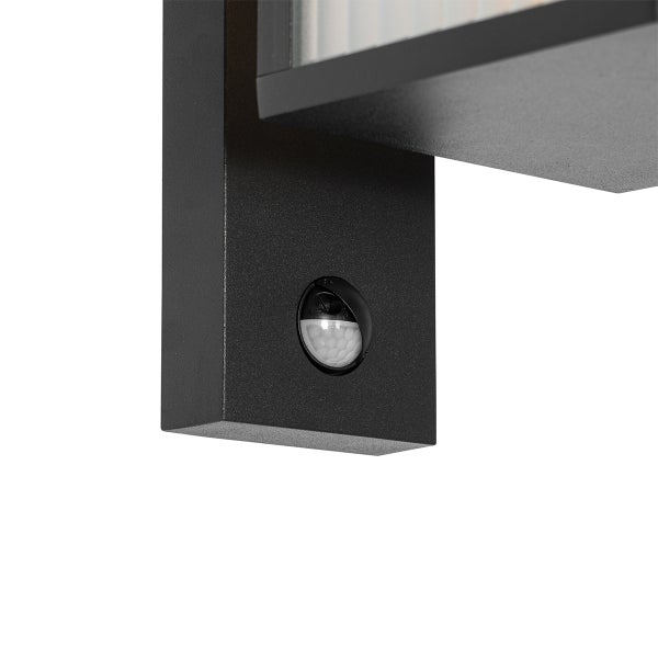 Detailaufnahme einer Außenwandleuchte mit integriertem Bewegungsmelder.