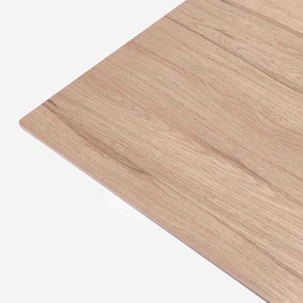 Nahaufnahme einer Möbelbauplatte mit heller Holzmaserung.