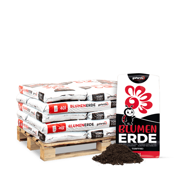Galamio torffreie Blumenerde auf Palette, 40 Liter Säcke, mit einem Haufen loser Erde.