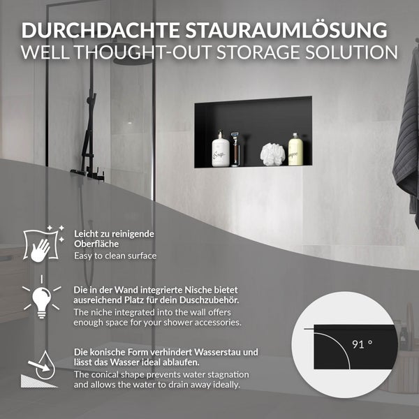 In die Wand integrierte schwarze Duschablage in einem hell gefliesten Badezimmer mit Pflegeprodukten und Hinweisen zur Reinigung und Entwässerung.