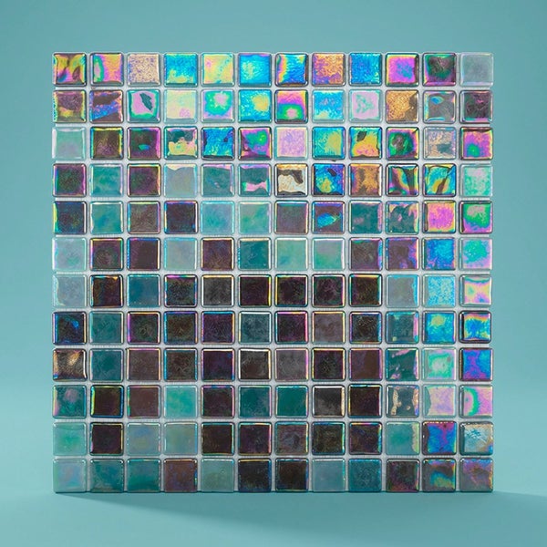 Quadratische Mosaikfliesen in einer quadratischen Anordnung mit irisierender, glänzender Oberfläche für Wandverkleidungen.