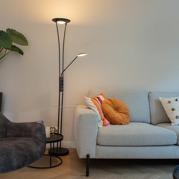 Wohnzimmer mit Stehlampe, Sofa und Sessel