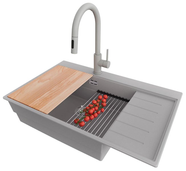 Spüle mit Abtropffläche, Armatur, Schneidebrett und Tomaten