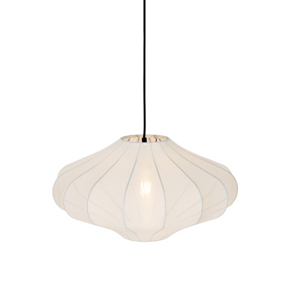 Pendelleuchte mit weißem, plissiertem Stoffschirm in geschwungener Form und schwarzem Kabel.
