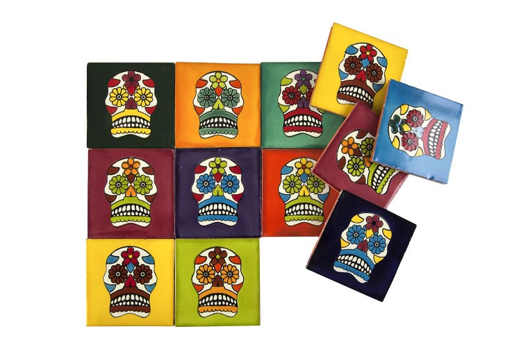 Quadratische Fliesen mit Totenkopfmuster