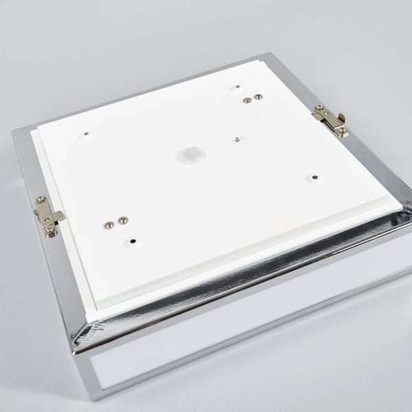 Rückseite eines Spiegelschranks mit Chromrahmen und weißer Rückwand