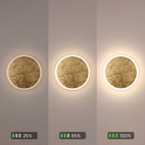 Runde Wandleuchte in Gold-Optik mit drei Dimmstufen: 25 Prozent, 65 Prozent und 100 Prozent.