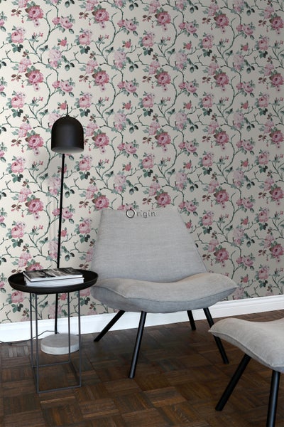 Wohnzimmer mit Rosenmuster-Tapete, Sessel, Stehlampe und Beistelltisch