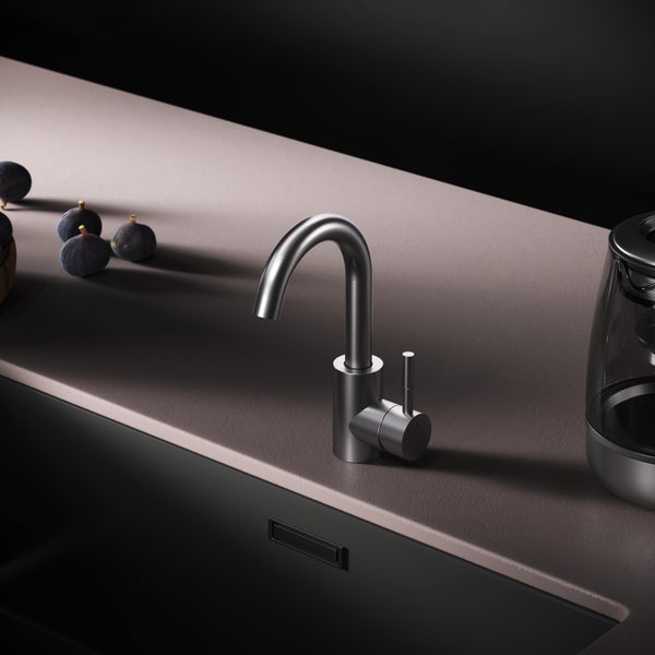 Küchenszene mit Spültischarmatur, Spüle und Accessoires auf einer Arbeitsplatte