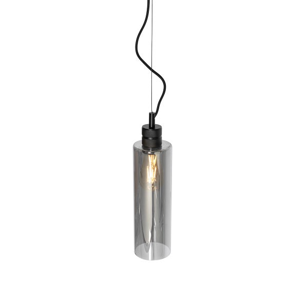Pendelleuchte mit zylindrischem Schirm aus Rauchglas, schwarzer Fassung und gewelltem Kabel.