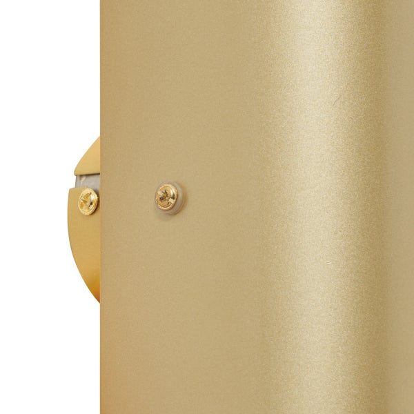 Detailaufnahme einer goldenen Platte mit Schrauben