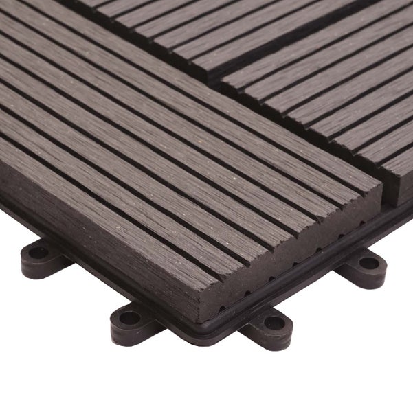 Klickfliese aus Holz-Kunststoff-Verbundwerkstoff für Balkon und Terrasse mit geriffelter Oberfläche und Klick-System.