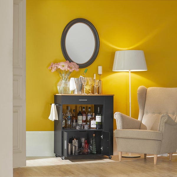 Barwagen mit Spirituosen, Gläsern und Dekoration in einem Wohnzimmer