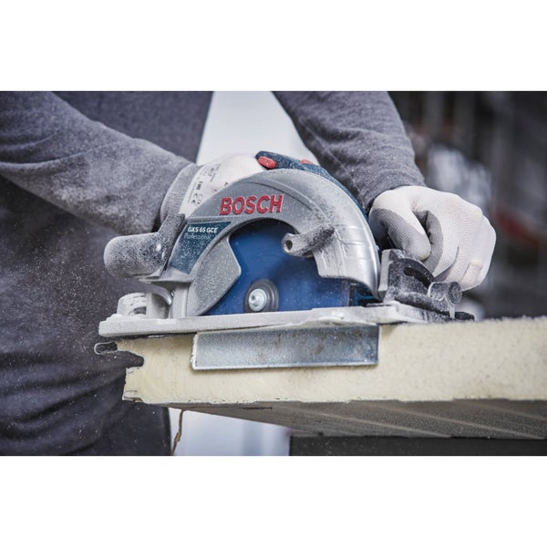 Bosch Kreissäge beim Sägen eines Werkstücks