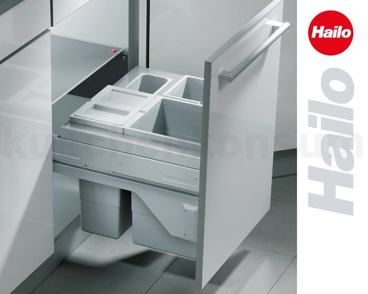 Hailo Einbau Mülltrennsystem in einem ausgezogenen Küchenschrank mit mehreren Abfallbehältern. Hailo Logo.