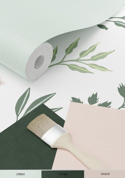 Tapetenrolle mit Pflanzenmuster, Farbmuster und Pinsel