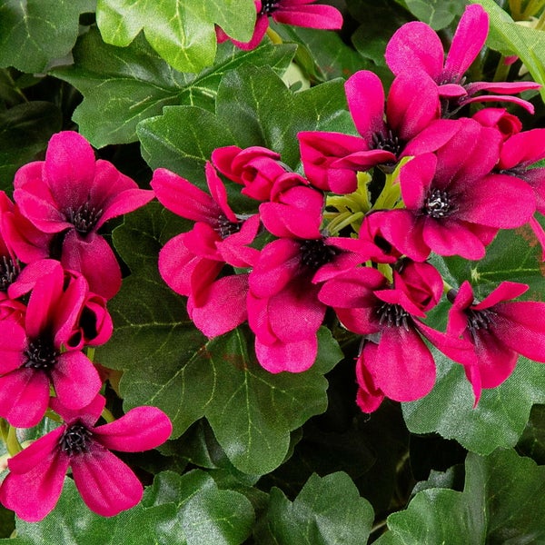Künstliche Geranie mit pinkfarbenen Blüten und grünen Blättern.