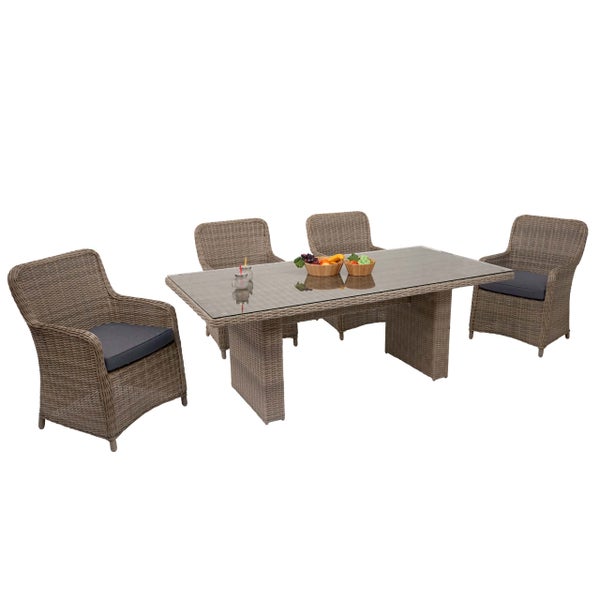 Gartenmöbel-Set aus Polyrattan bestehend aus einem Esstisch mit Glasplatte und vier Sesseln mit dunklen Sitzkissen.
