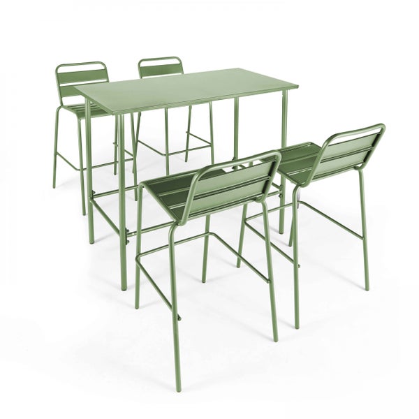 Grünes Garten-Barset aus Metall bestehend aus einem hohen rechteckigen Tisch und vier Barhockern mit Lamellendesign.