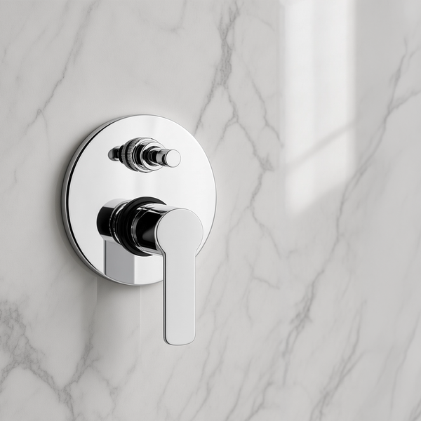 Unterputz Einhebelmischer Armatur für Dusche oder Wanne mit Umsteller an einer Wand mit Marmoroptik Fliesen