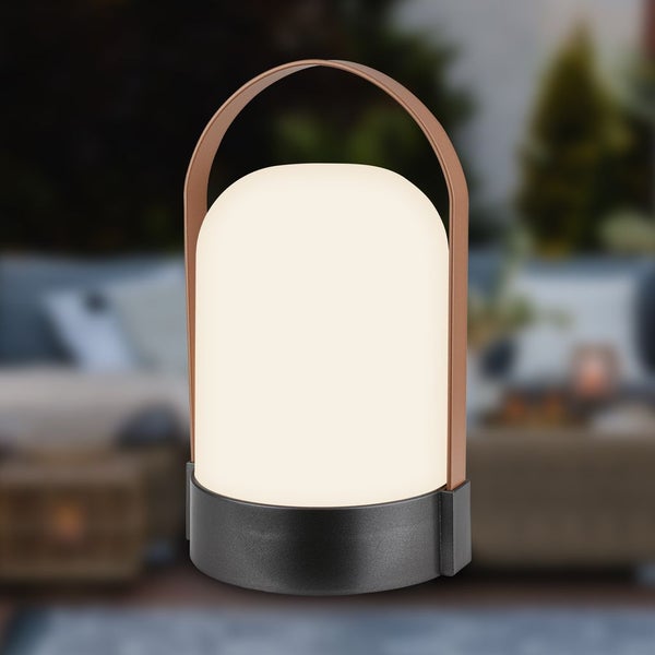 Tragbare LED-Außenleuchte mit braunem Tragegriff und schwarzem Sockel, warmweißes Licht.