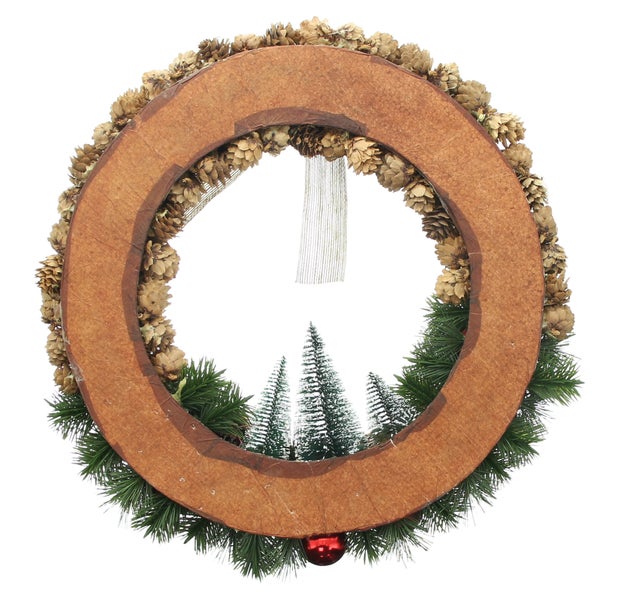 Dekorativer Weihnachtskranz mit Zapfen, Tannengrün und einer roten Kugel