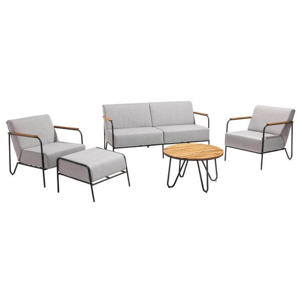 Lounge-Set bestehend aus einem Sofa, zwei Sesseln, einem Hocker und einem runden Couchtisch mit grauen Polstern und Holzdetails.