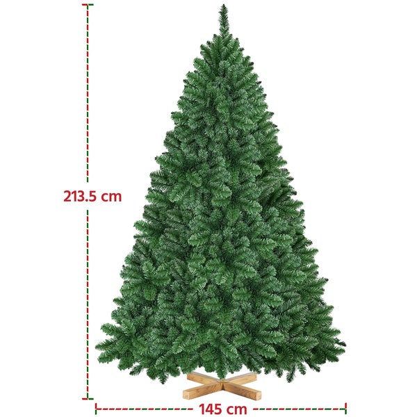 Festlich geschmückter Weihnachtsbaum mit Geschenken in einem Wohnzimmer