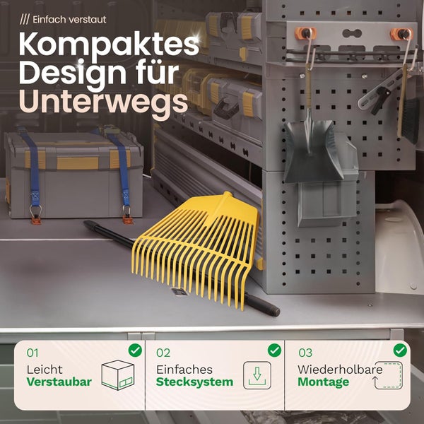 Fahrzeug-Einrichtungssystem mit Werkzeugboxen, Laubbesen und Schaufel an Lochwand. Kompaktes Design für einfache Verstauung und Montage.
