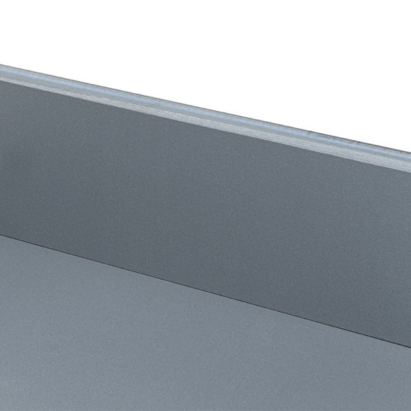 Eine glatte metallische Oberfläche einer Arbeitsplatte aus Metall als Detailansicht.