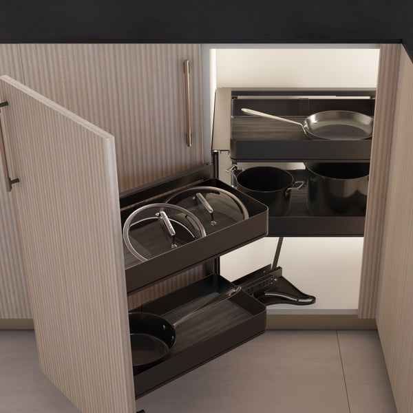 Moderner Küchen-Eckunterschrank mit einem ausziehbaren Ordnungssystem aus dunklem Metall, bestückt mit Töpfen, Pfannen und Glasdeckeln.