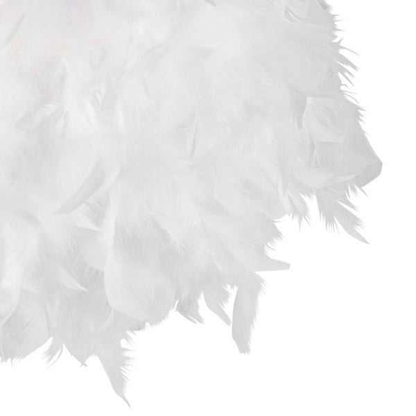 Lampenschirm aus weißen Federn mit weicher Textur.