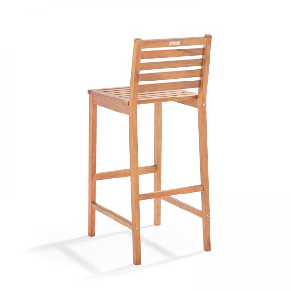 Barhocker aus Holz mit Rückenlehne und Fußstütze für Garten oder Terrasse.