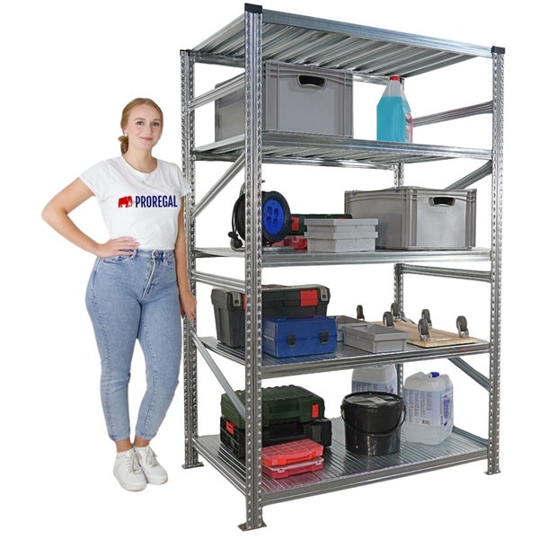 Metallregal mit fünf Ebenen und verschiedenen Gegenständen zur Aufbewahrung.